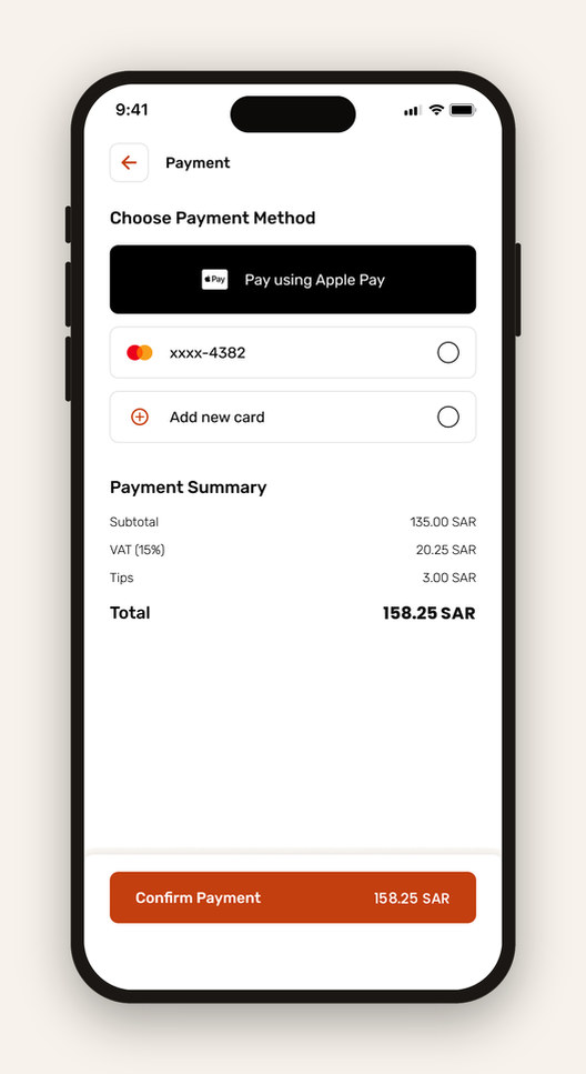 شاشة الدفع على الهاتف: Apple Pay أو بطاقة محفوظة، ثم ملخص الدفع والمبلغ المطلوب تأكيده.